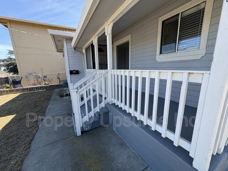 104 E 6th St - Photo 2 of 27