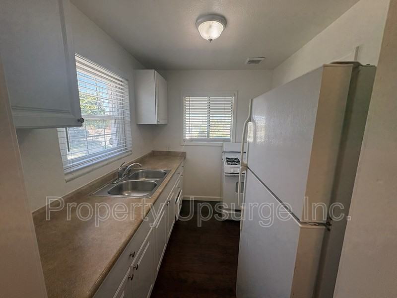 104 E 6th St - Photo 6 of 27