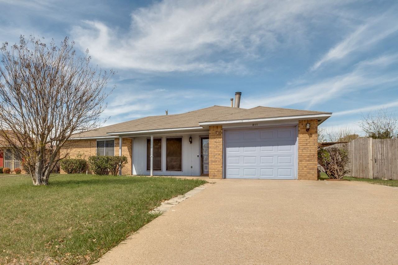 211 Tejas Dr - Photo 2 of 26