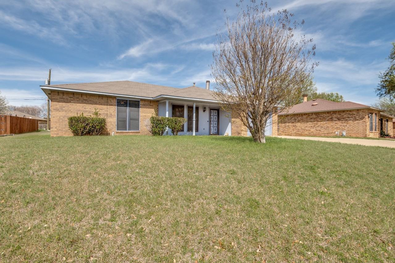211 Tejas Dr - Photo 3 of 26