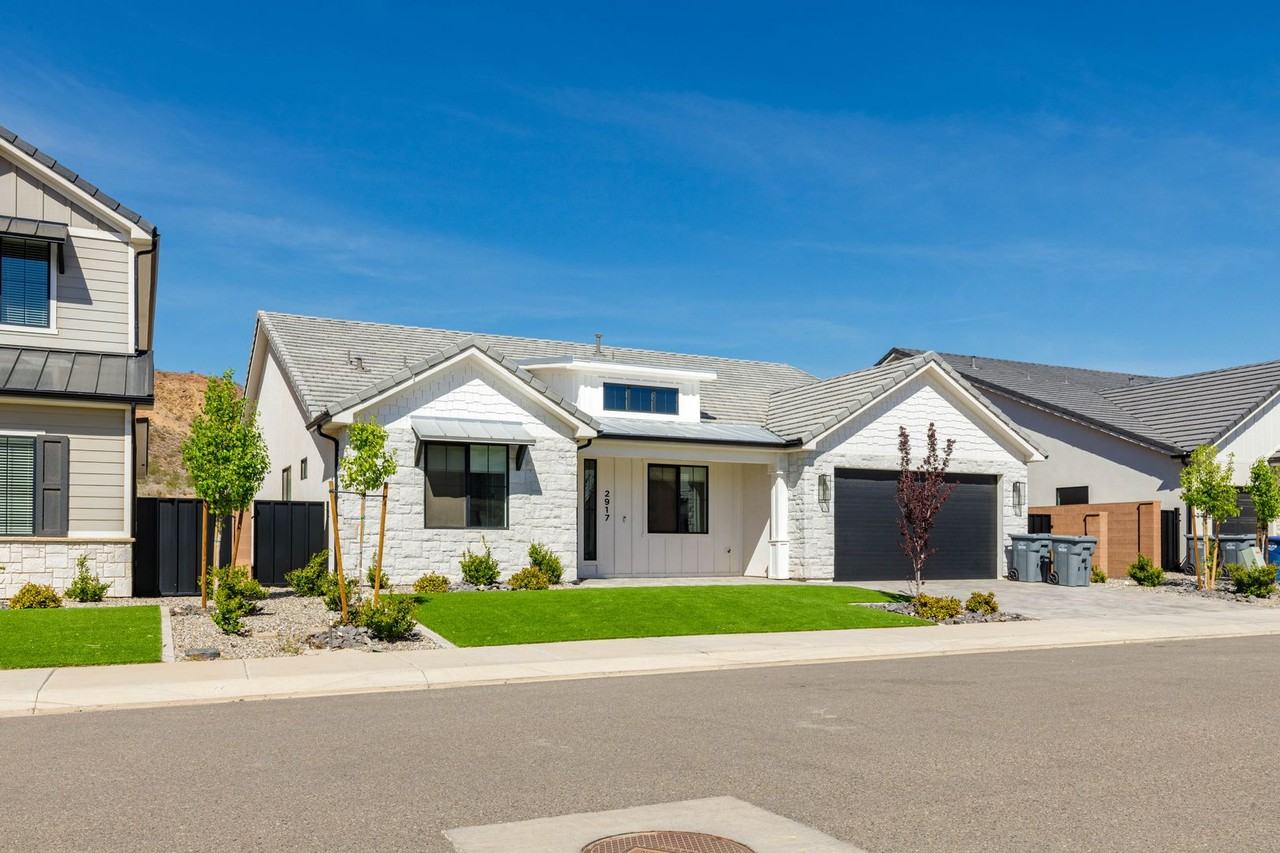 2917 E Rill Dr - Photo 2 of 26