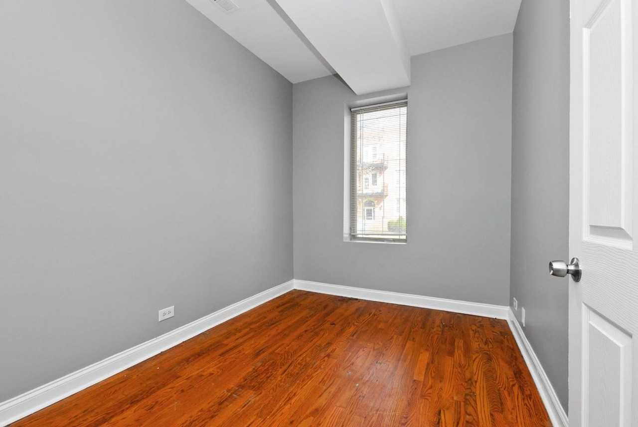 4626 S Calumet Ave - Photo 3 of 10