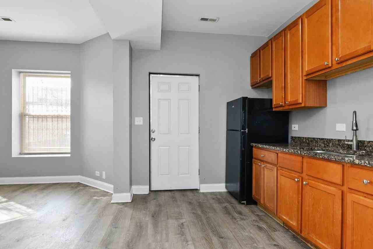 4626 S Calumet Ave - Photo 6 of 10