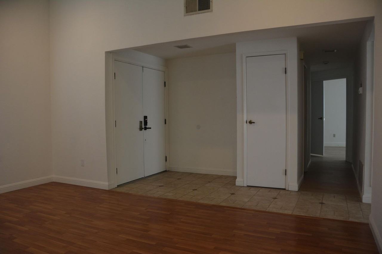 2221 Lynbrook Dr - Photo 3 of 35