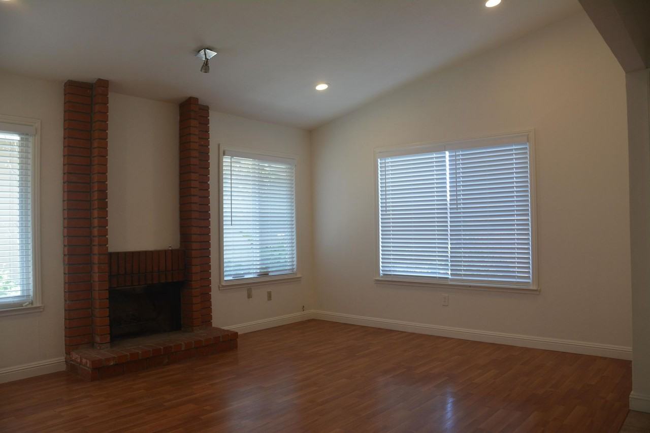 2221 Lynbrook Dr - Photo 4 of 35