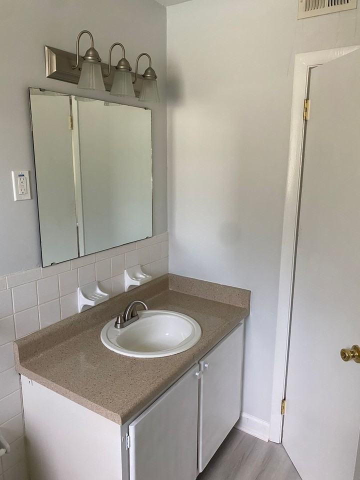 Georgetown Manor LLC - Photo 6 of 13