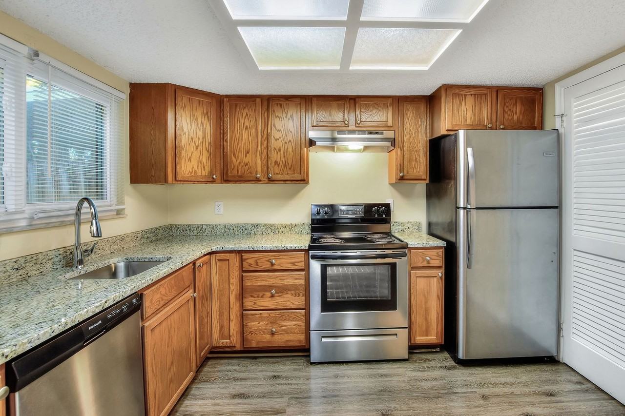 1860 Avenue Q Sw - Photo 2 of 22