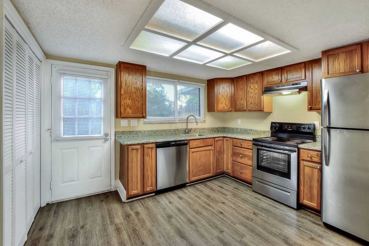 1860 Avenue Q Sw - Photo 3 of 22