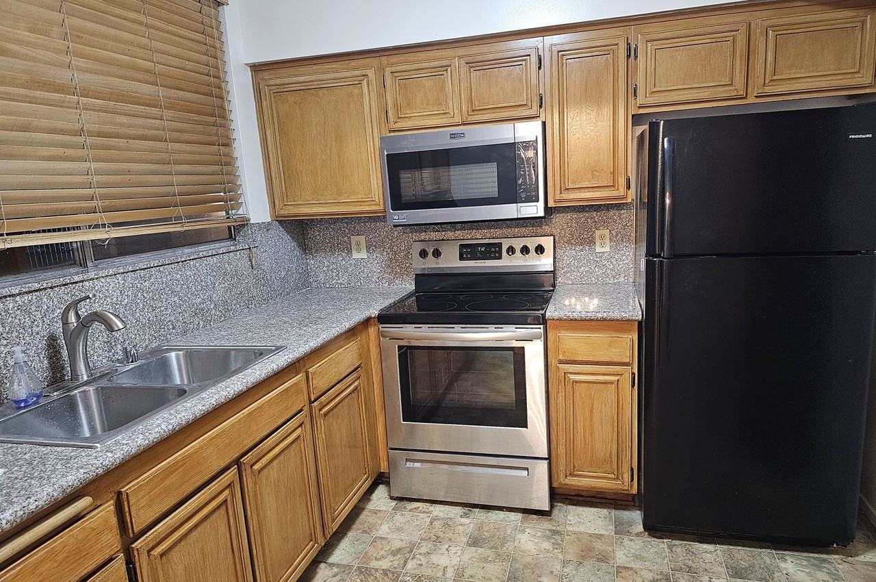 7260 Hillside Ave - Photo 4 of 27