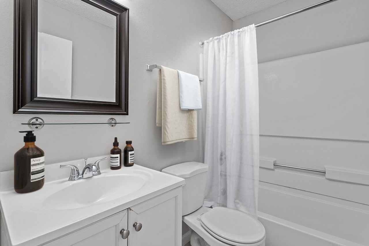 330 Kentucky Dr - Photo 2 of 4