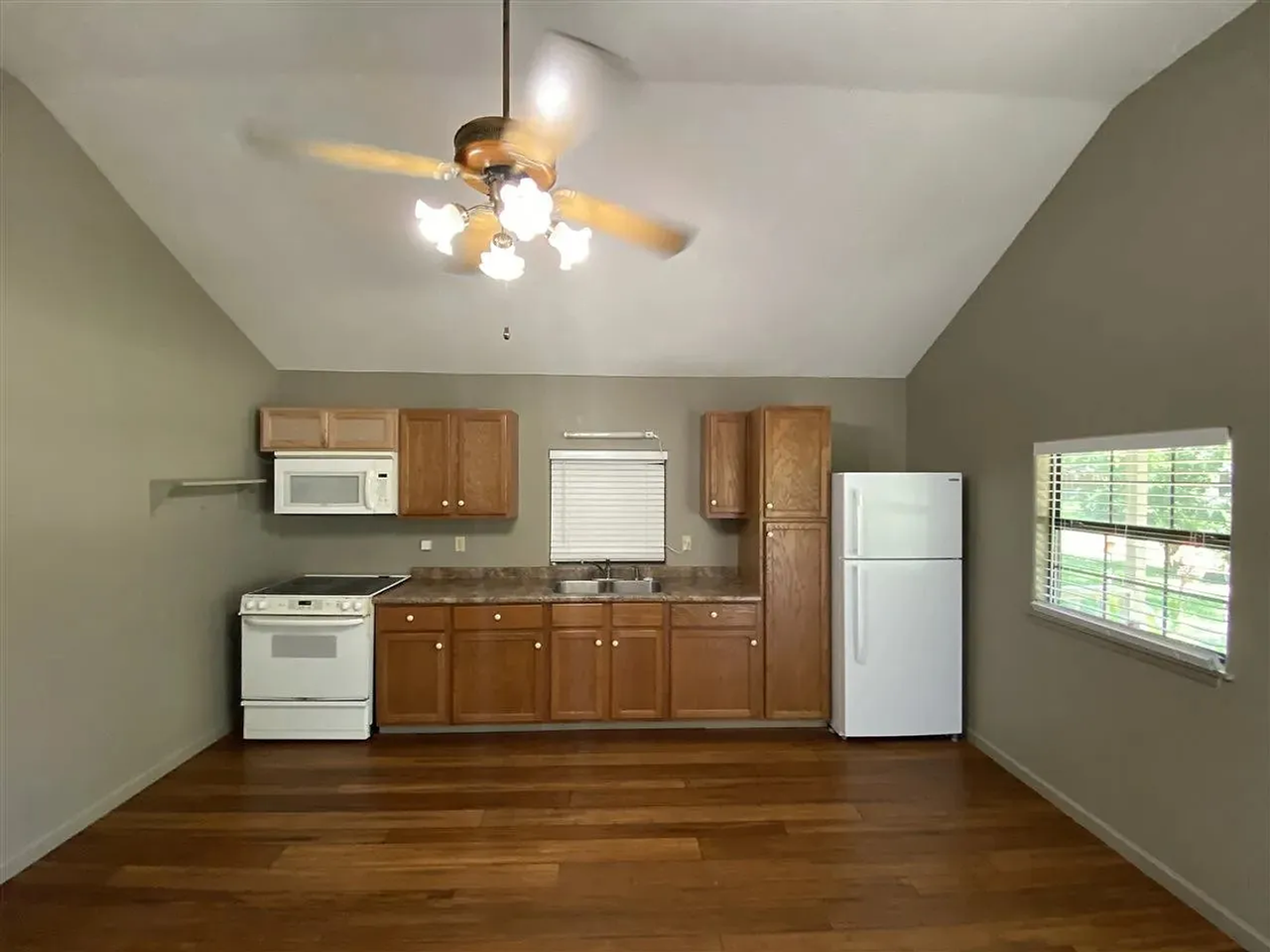 2795 Dennis St - Photo 2 of 6