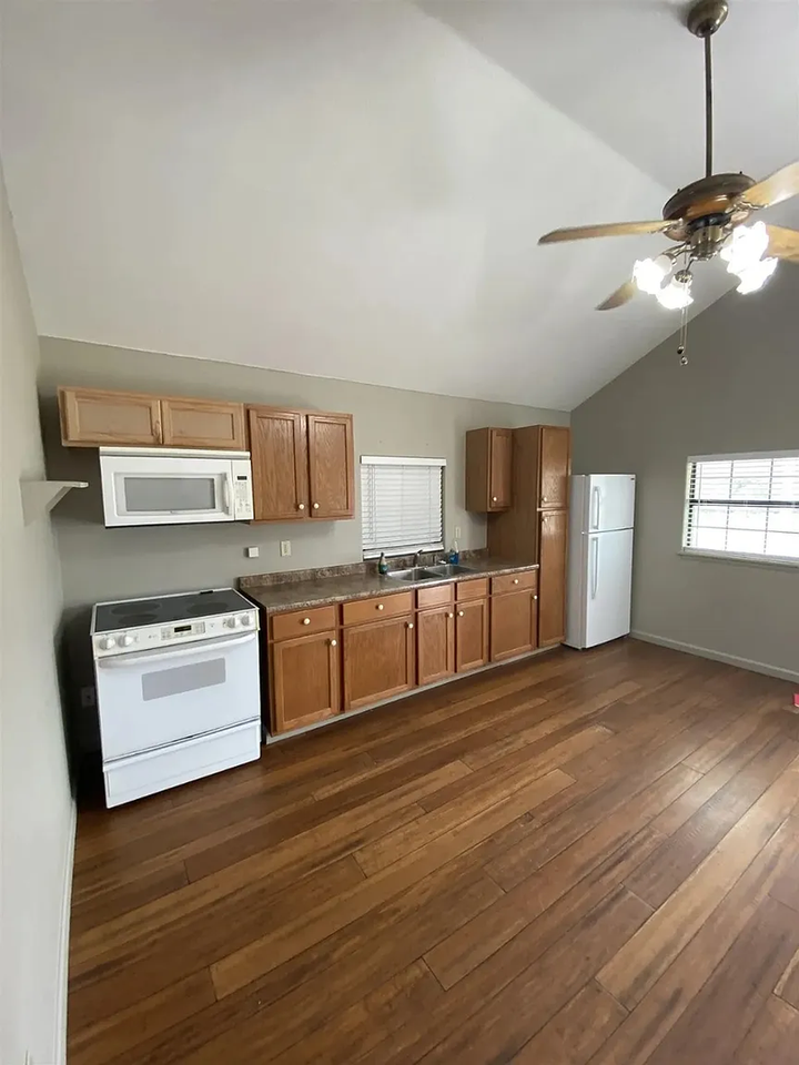 2795 Dennis St - Photo 3 of 6