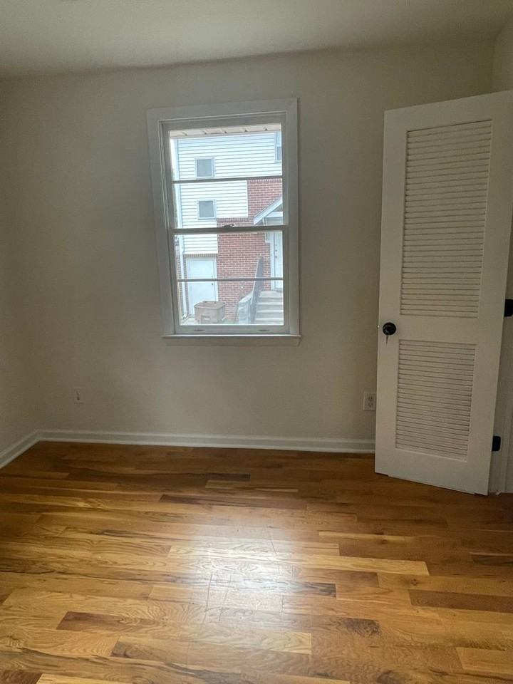 1036 Seymour Ave - Photo 5 of 20