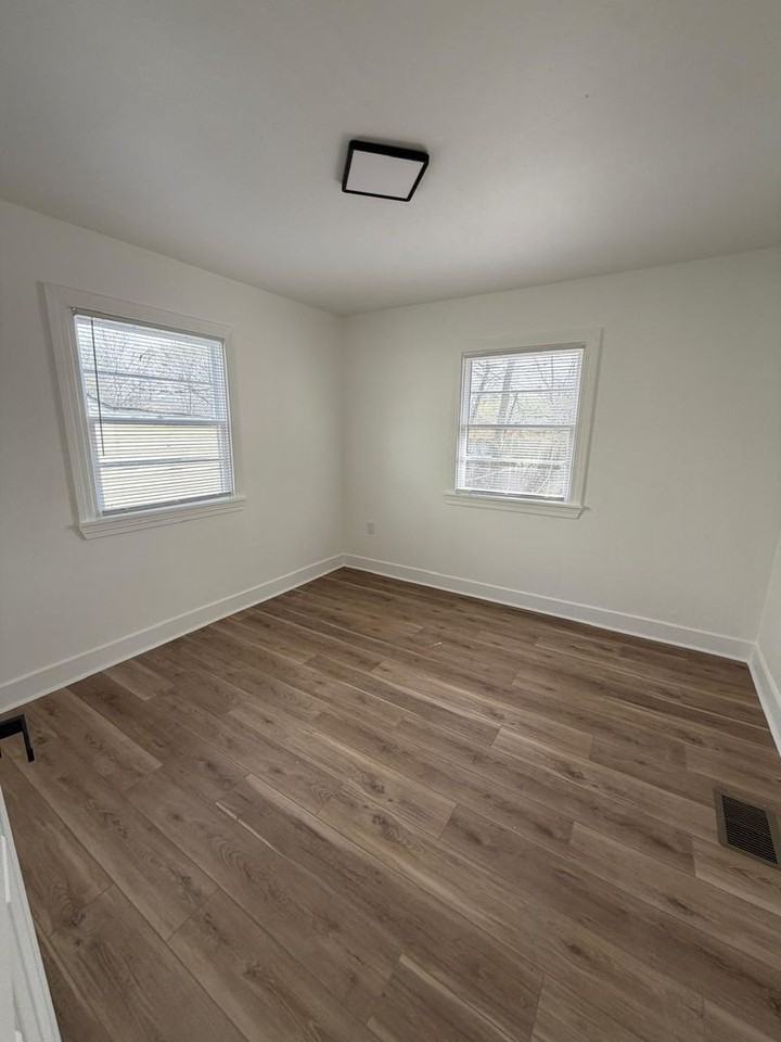 412 W 51st St - Photo 3 of 9