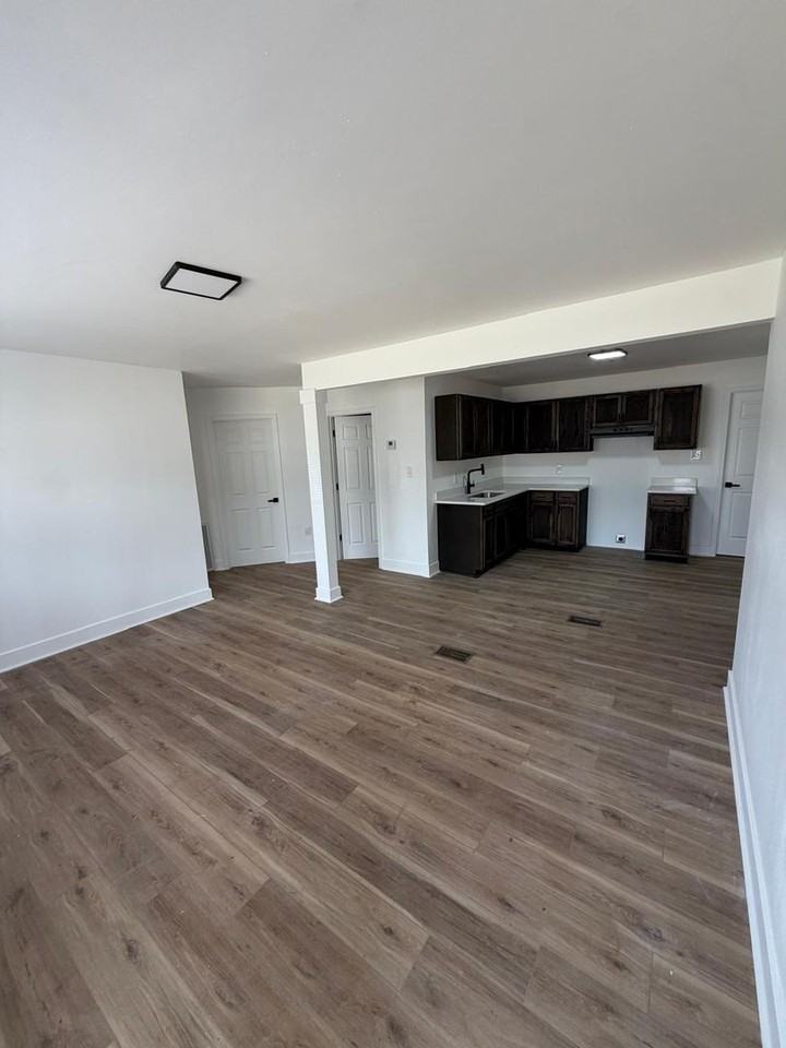 412 W 51st St - Photo 5 of 9