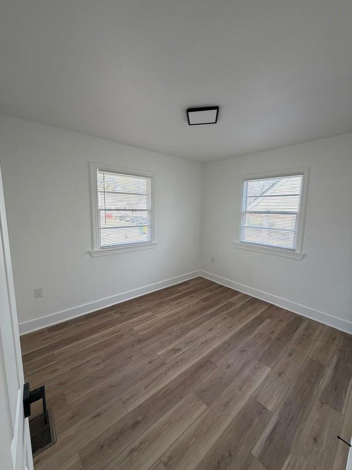 412 W 51st St - Photo 6 of 9