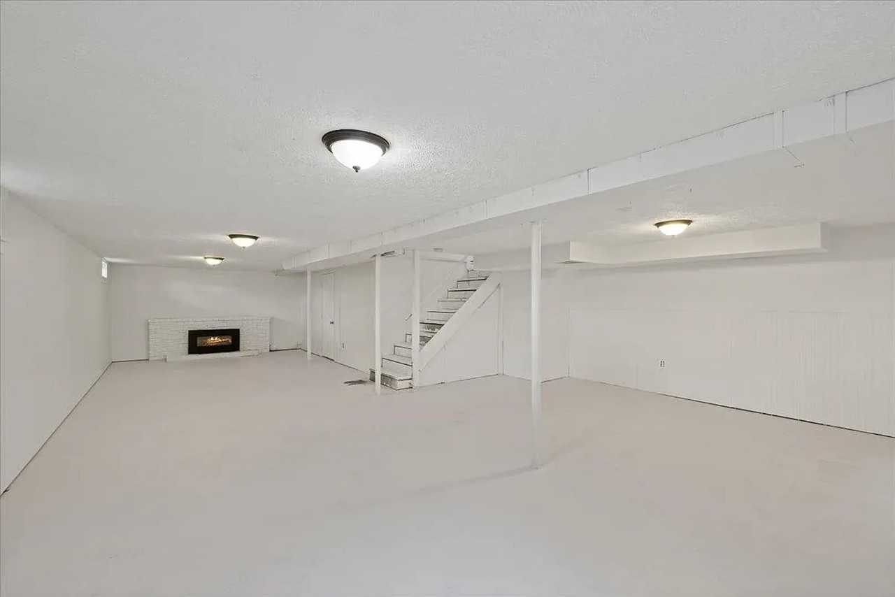 3034 W Bismark Ave - Photo 4 of 19