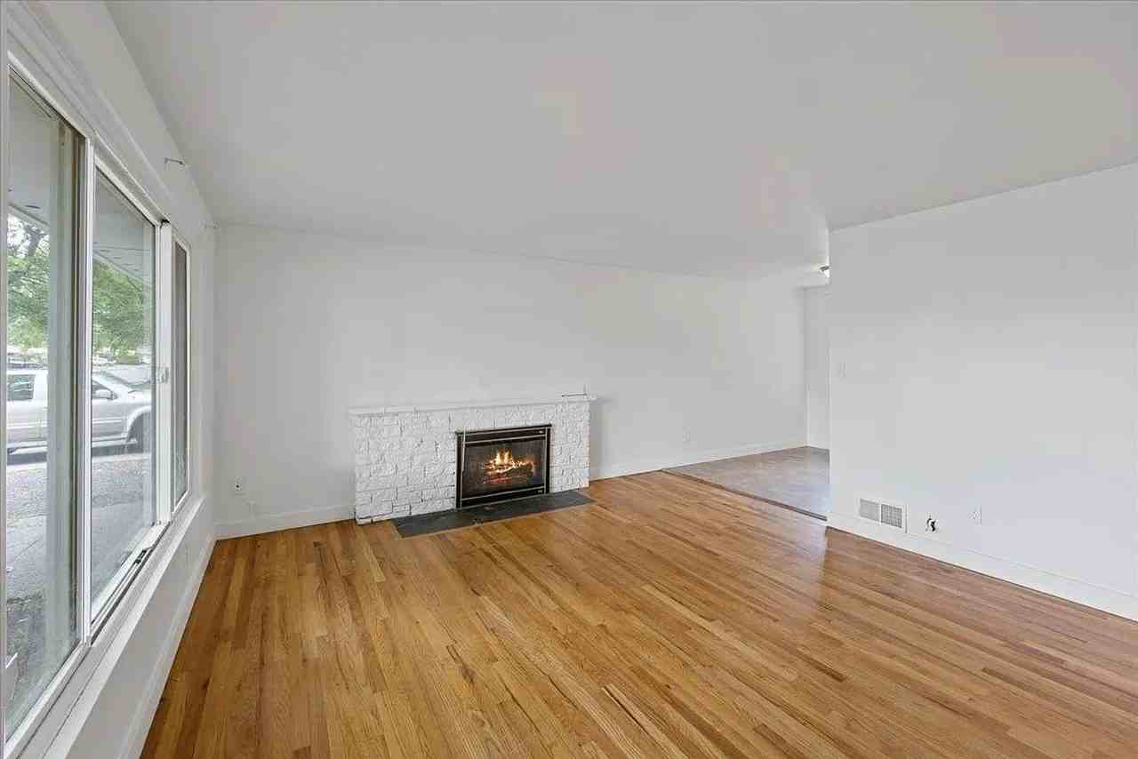 3034 W Bismark Ave - Photo 7 of 19