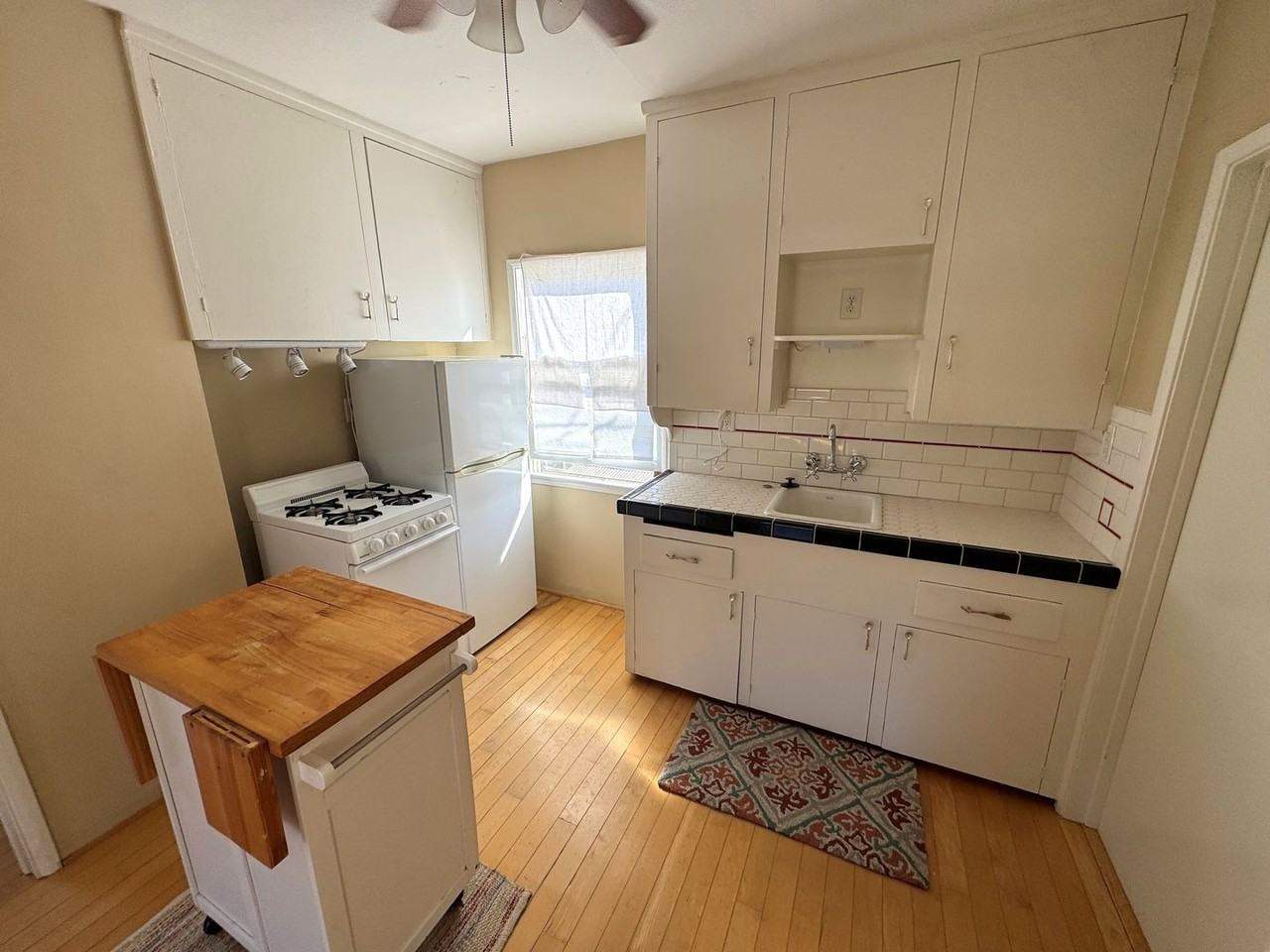 272 1/2 Barry Dr - Photo 4 of 9