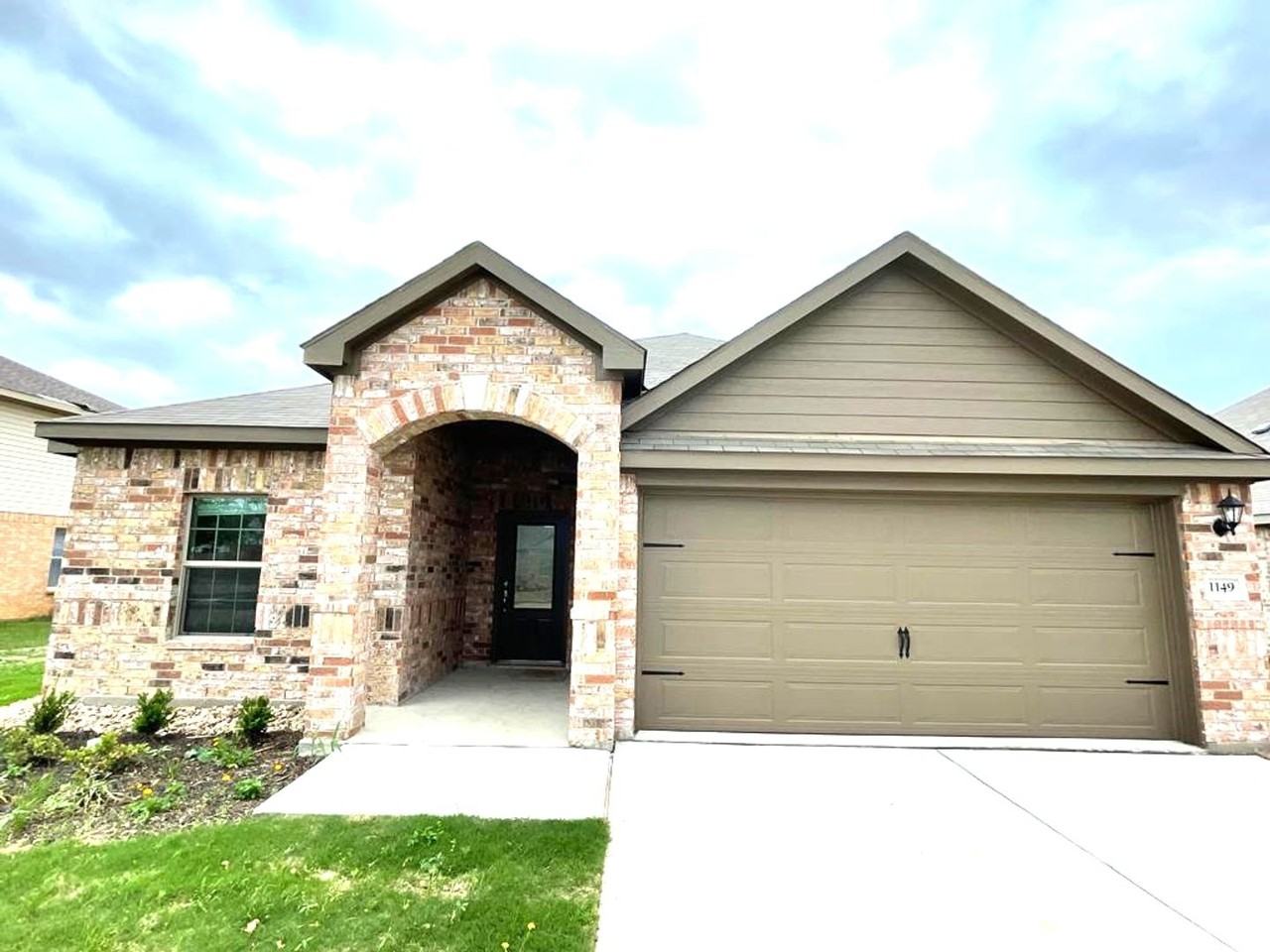 1149 Beaverwood Ln - Photo 3 of 22