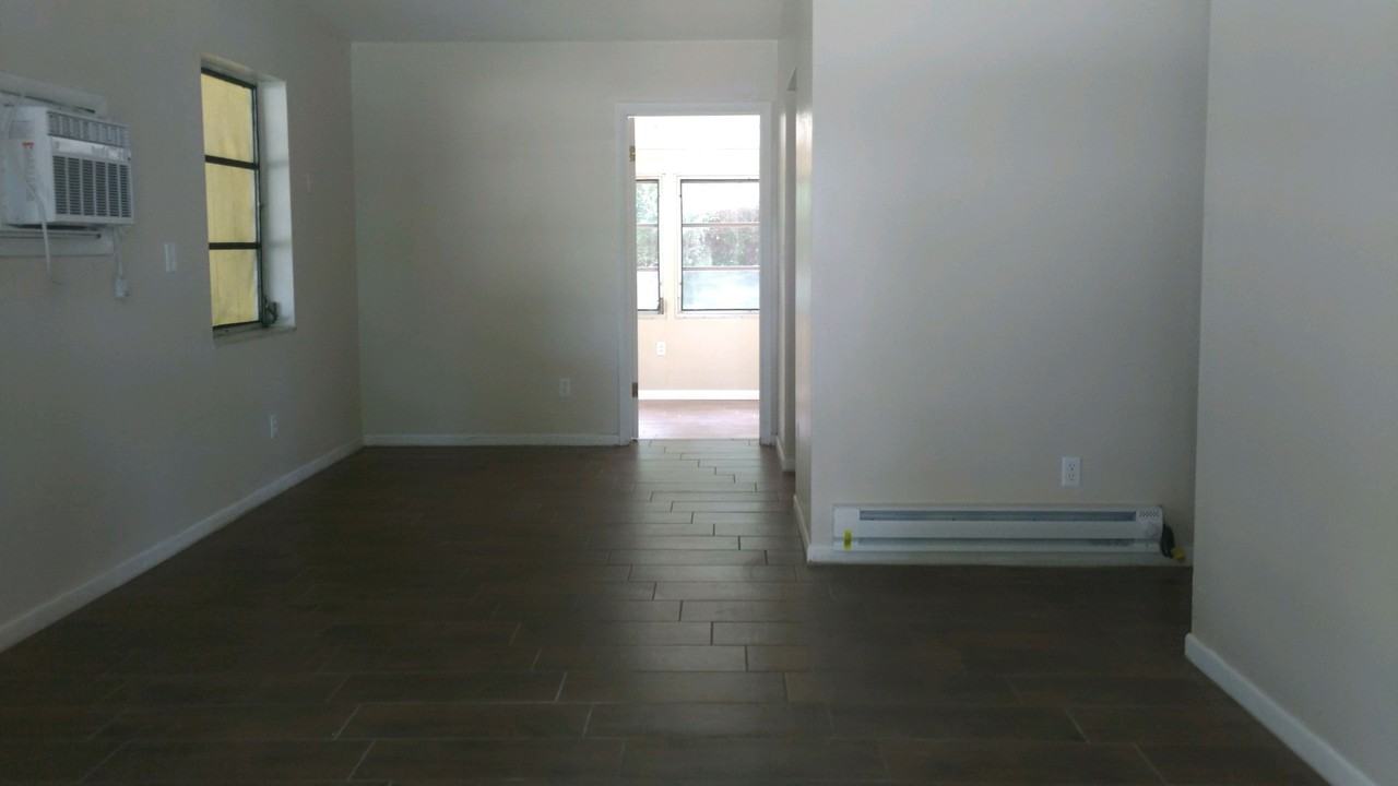 1168 Penfield Ave - Photo 4 of 12