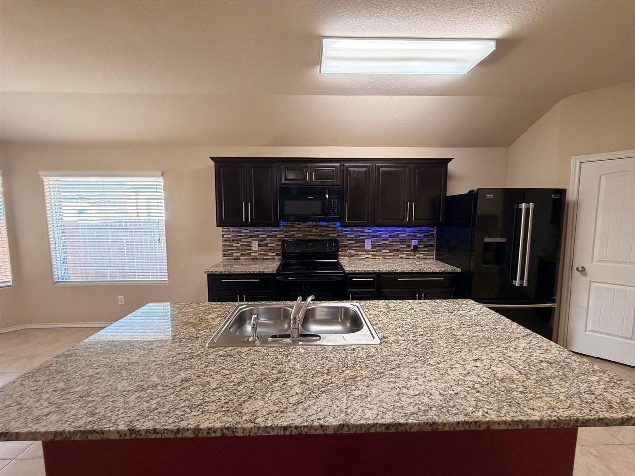 2509 Stonewall Ln - Photo 3 of 19