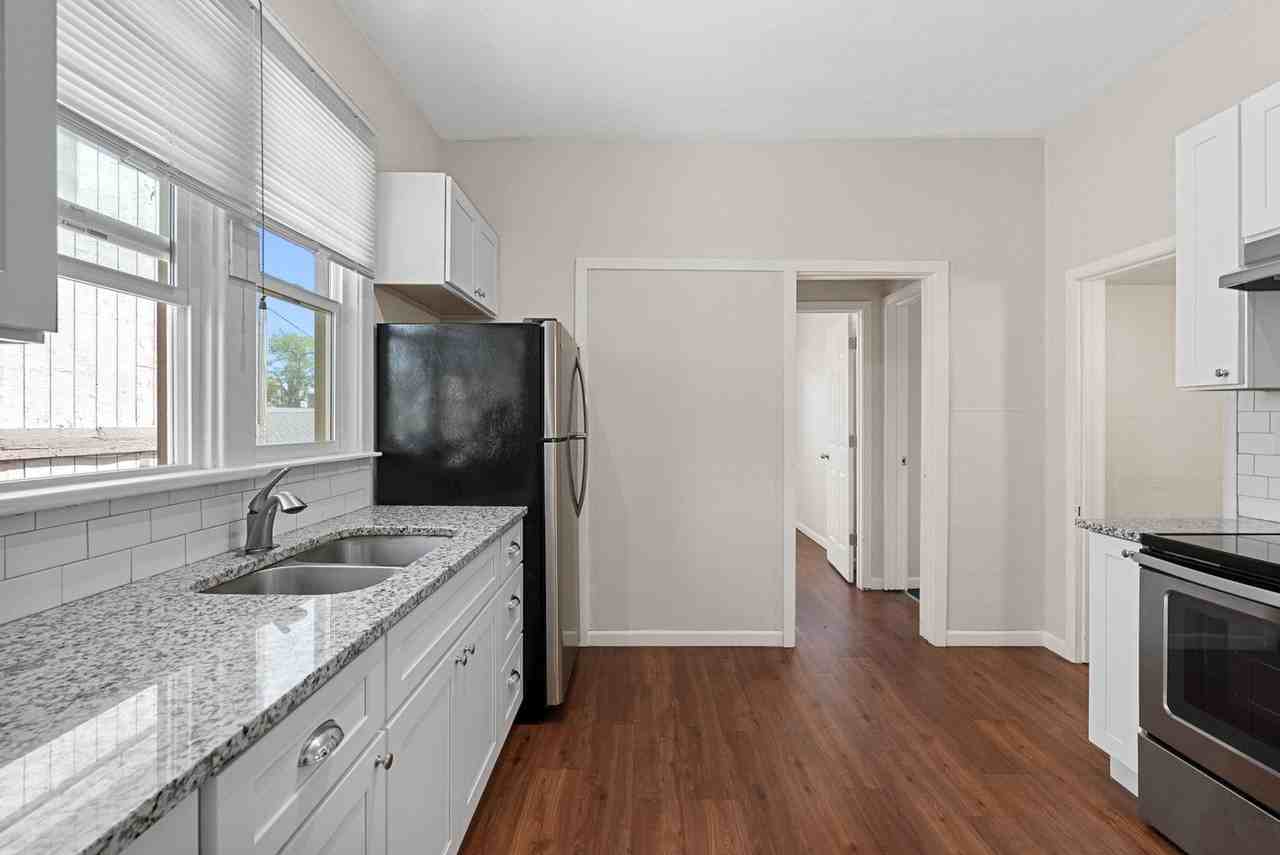 315 6th St - Photo 7 of 37