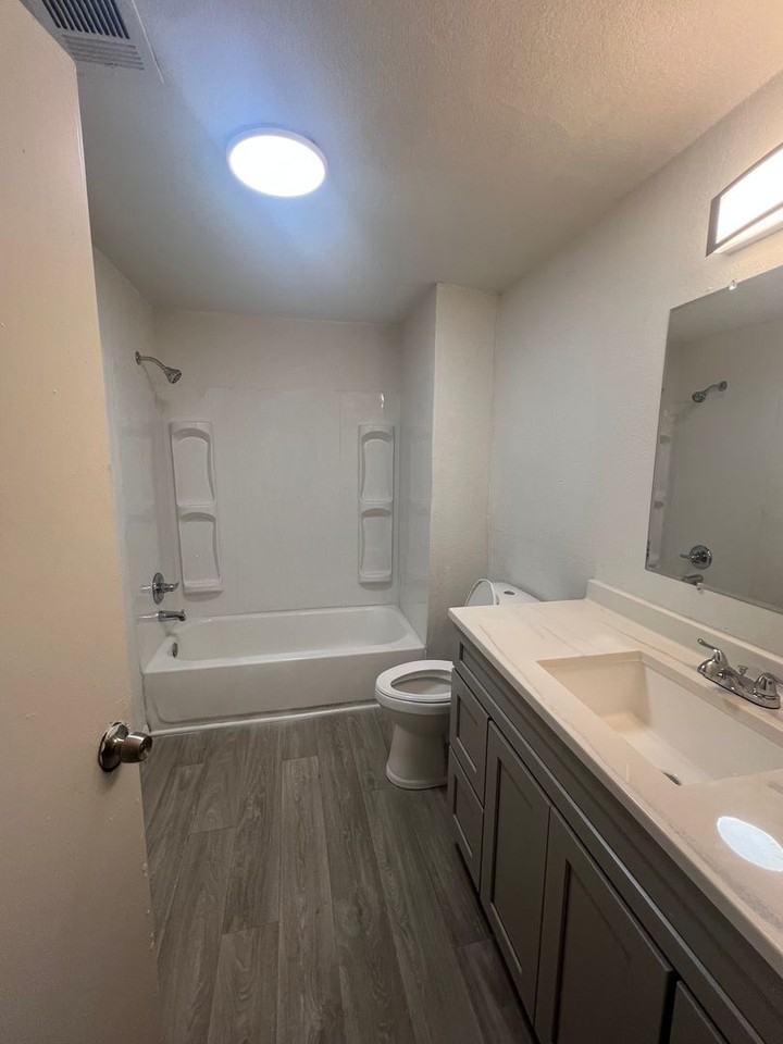 1827 Wood Ave - Photo 2 of 7