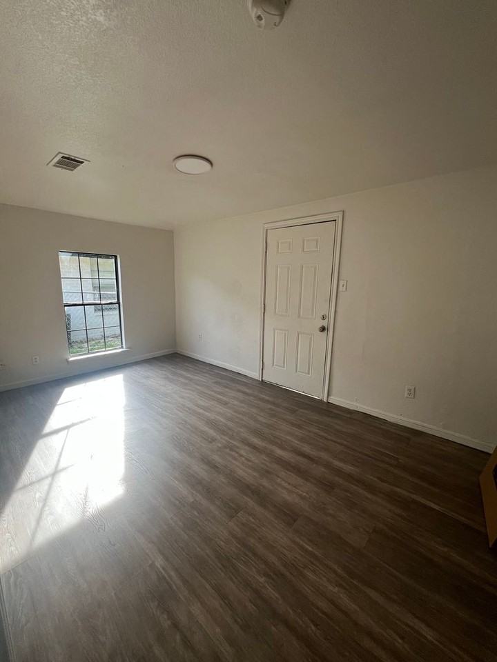 1827 Wood Ave - Photo 4 of 7