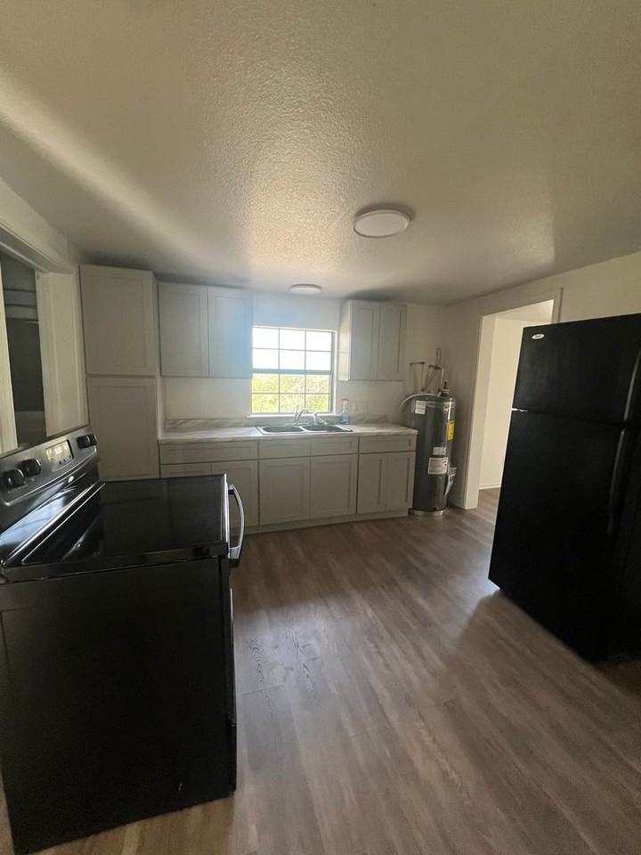 1827 Wood Ave - Photo 6 of 7