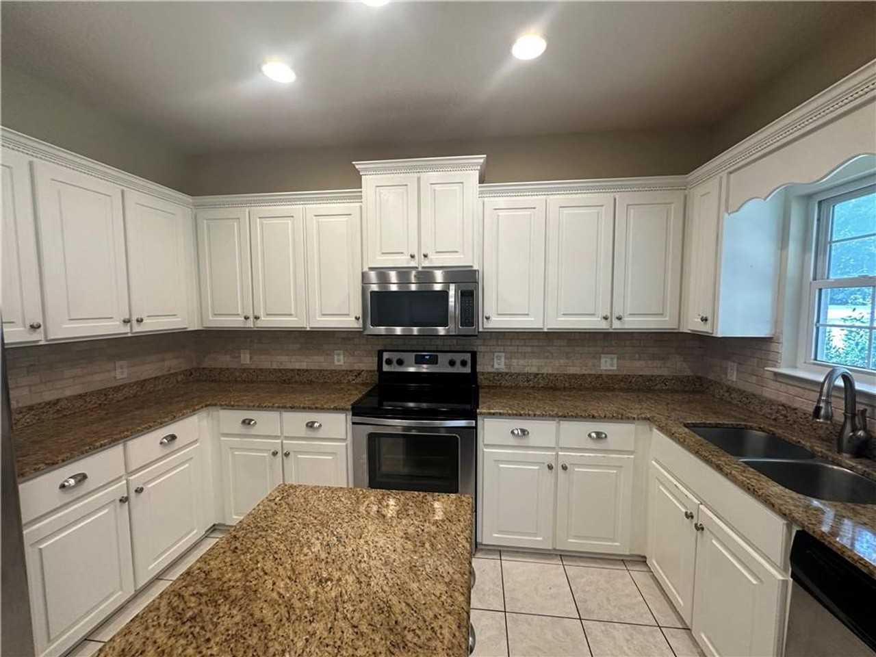 235 Wellington Pl - Photo 4 of 19