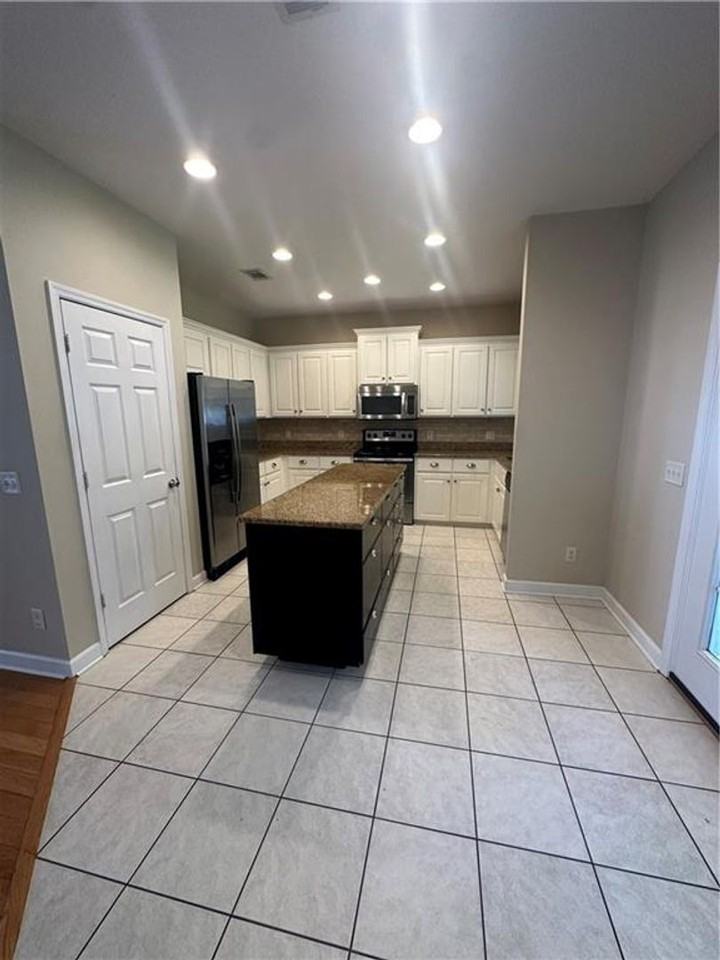 235 Wellington Pl - Photo 5 of 19