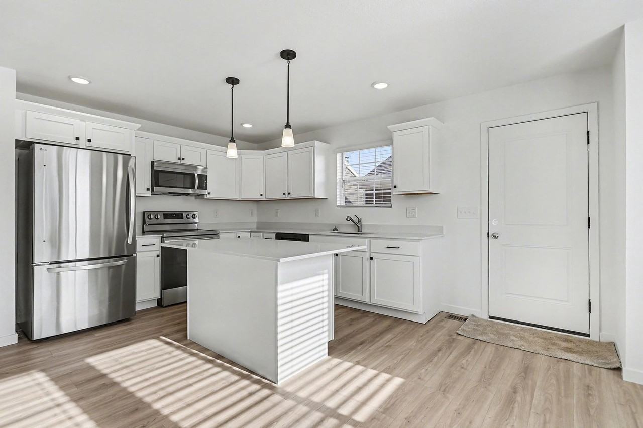 1875 1875 Kingfisher Circle - Photo 3 of 25