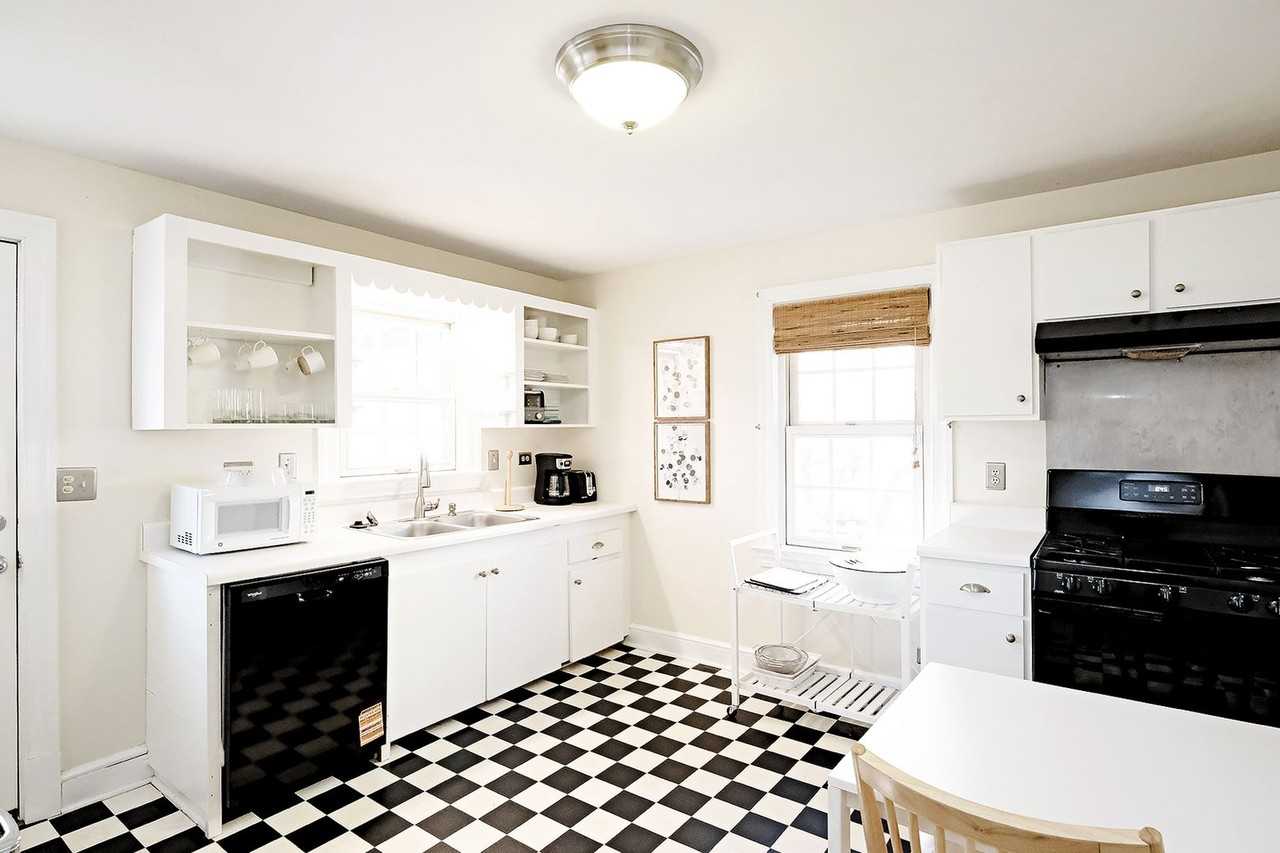 1212 Meriwether St - Photo 4 of 23