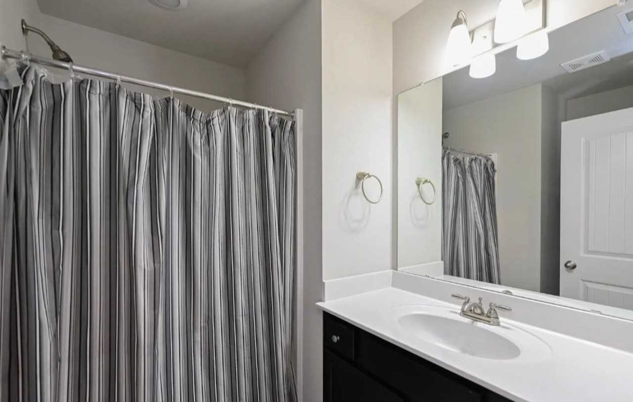 110 Wilbur St - Photo 3 of 8