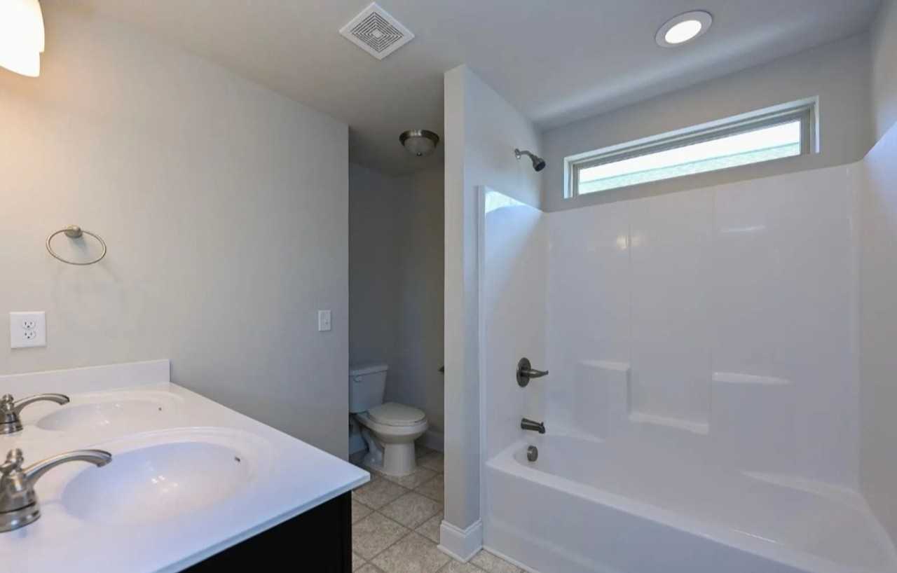 110 Wilbur St - Photo 4 of 8