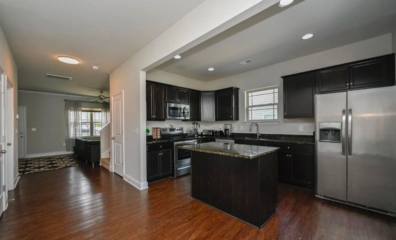 110 Wilbur St - Photo 6 of 8