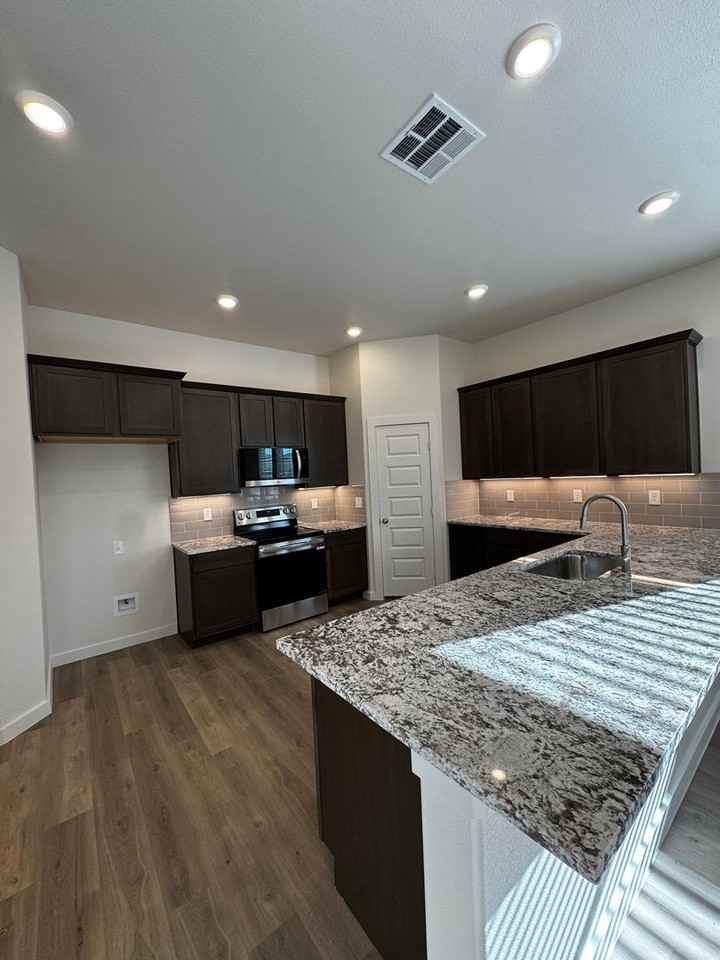 9805 Heartland Ave - Photo 6 of 22