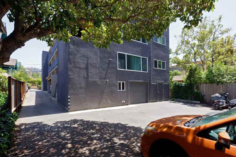 2828 College Ave - Photo 4 of 23