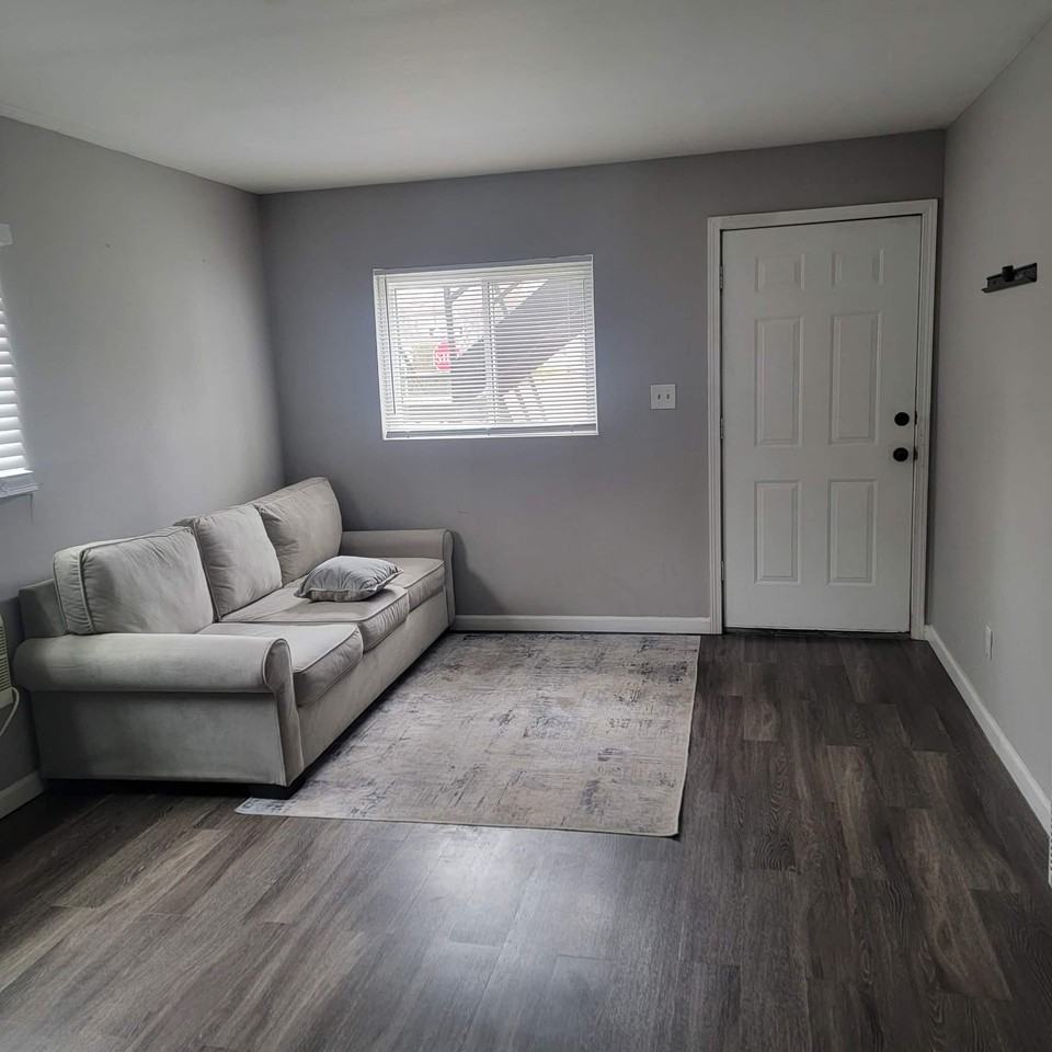 995 Forest St #B - Photo 6 of 7