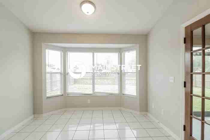 1066 Covington St - Photo 5 of 16