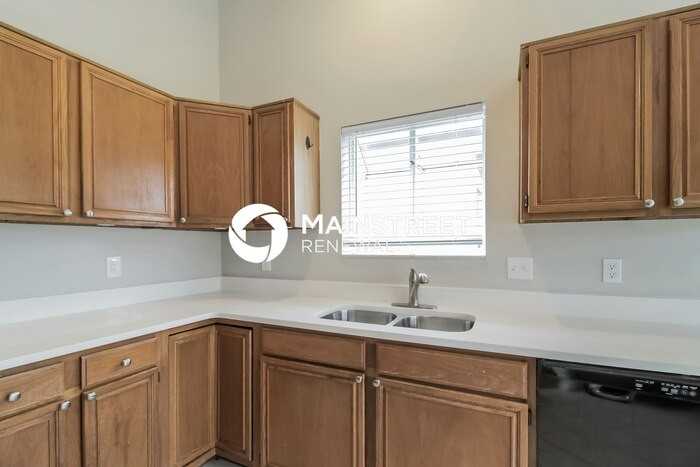 1066 Covington St - Photo 7 of 16