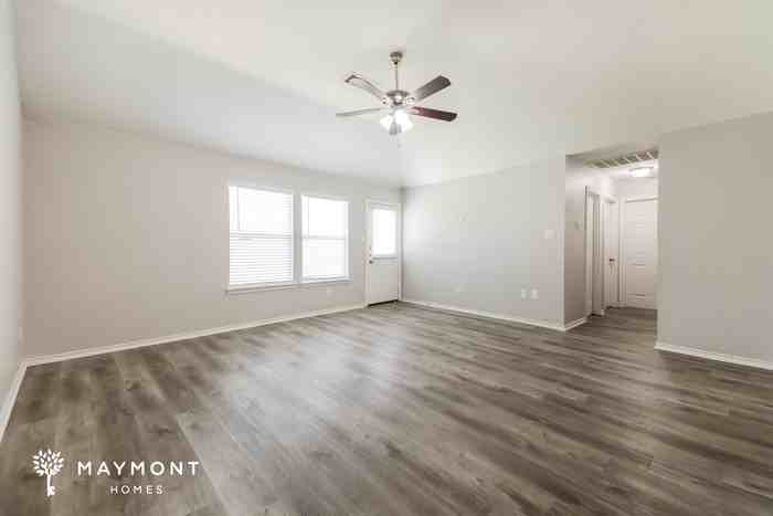 1013 Bainbridge Ln - Photo 3 of 12