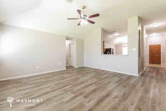 1013 Bainbridge Ln - Photo 4 of 12