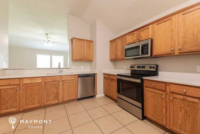 1013 Bainbridge Ln - Photo 5 of 12