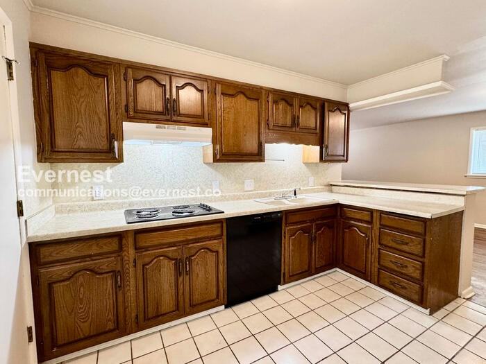 5764 E 24th St - Photo 4 of 30