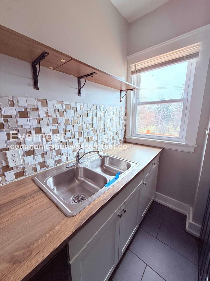 504 Westminster St #2 - Photo 4 of 32