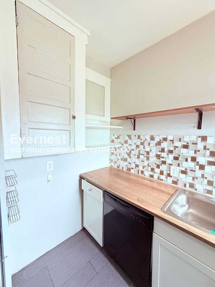 504 Westminster St #2 - Photo 5 of 32