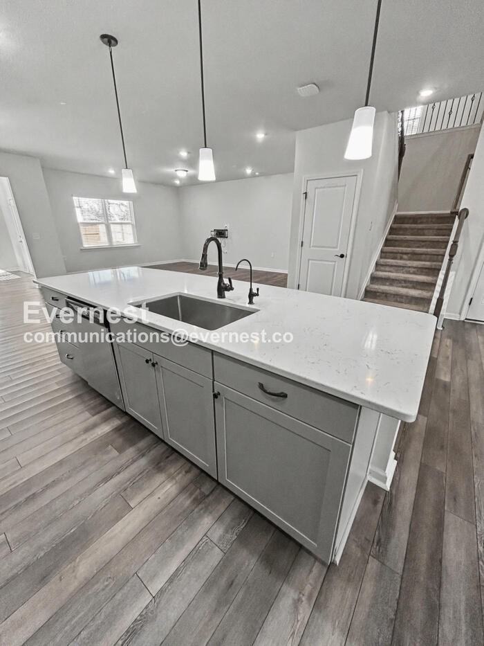 2145 Bethpage Dr - Photo 4 of 34