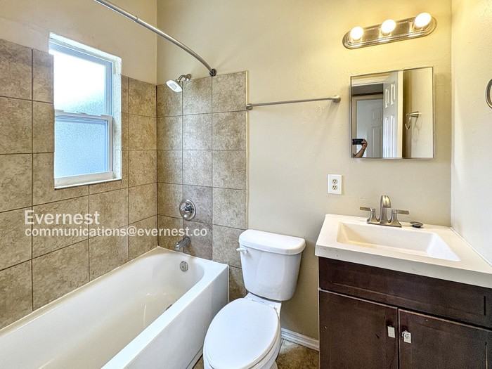 2925 N 46th St #B - Photo 3 of 14